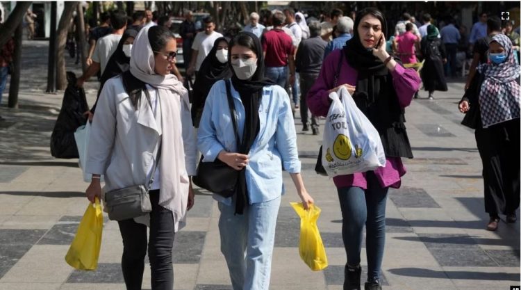 Irani mbyll kompaninë pasi punonjëset shfaqen pa shami