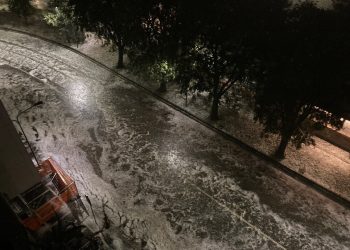 Stuhi e dhunshme me shi dhe breshër në Milano  (Shihni VIDEON)