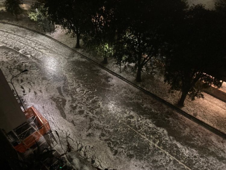 Stuhi e dhunshme me shi dhe breshër në Milano  (Shihni VIDEON)