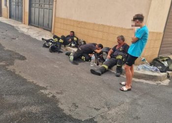 Zjarrfikësit e rraskapitur, simbol i luftës kundër zjarreve në Siçili