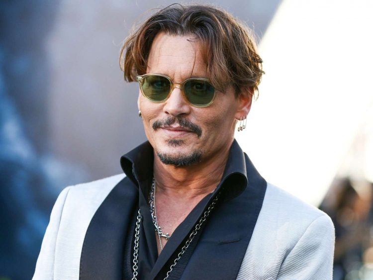 Johnny Depp anulon koncertin, i bie të fikët në …