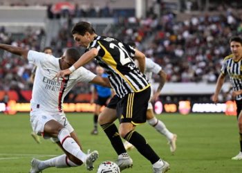 Spektakël në klasiken italiane, Juventusi mund Milanin me penallti