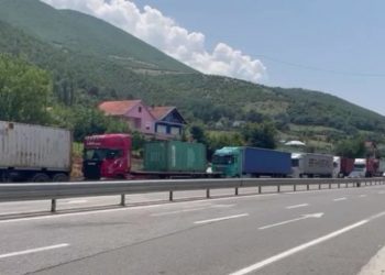 Radhë të gjata kamionësh në Morinë, shoferët presin prej orësh