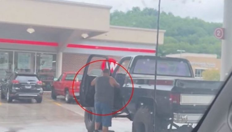 Filmohet skena qesharake në një karburant (VIDEO)