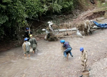 Shira të rrëmbyeshëm godasin Kinën, 15 të vdekur (VIDEO)
