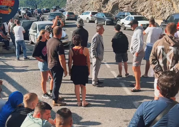 Policia iu bllokoi varkat, banorët e Komanit bllokojnë tunelin