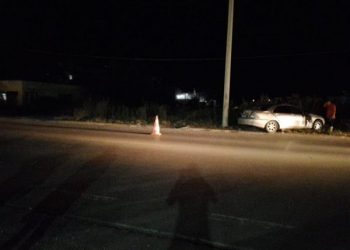 Humb kontrollin e mjetit, përplaset me shtyllën