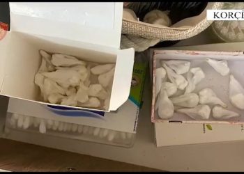 Kokainë dhe armë të ftohta në banesë, arrestohen dy persona në Korçë