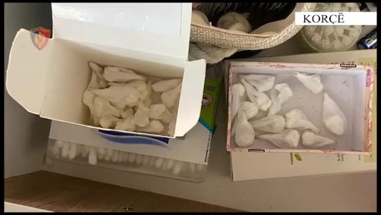 Kokainë dhe armë të ftohta në banesë, arrestohen dy persona në Korçë