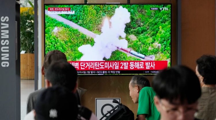 Koreja e Veriut lëshon dy raketa balistike me rreze të shkurtër