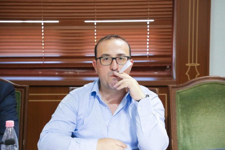 Deputeti Korreshi i ‘fut’ një cigare hashash në Kuvend