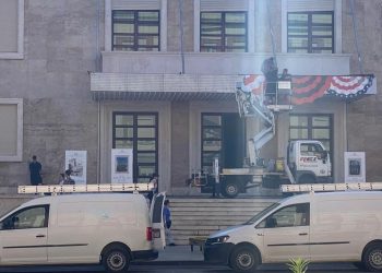 Po vjen Clinton! Kryeministria vishet me ngjyrat e flamurit amerikan (FOTO)