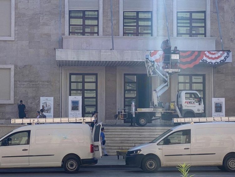 Po vjen Clinton! Kryeministria vishet me ngjyrat e flamurit amerikan (FOTO)