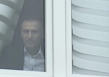 Tensionet në veri të Kosovës! Kryetari i Leposaviçit vijon ngujimin