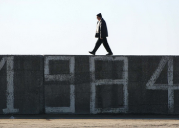 Universiteti “trazon ujërat”, krijon udhëzues gjuhësor që fshin ekzistencën e fjalëve “nënë” dhe “burrë”