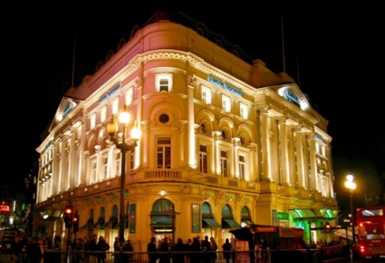 Miliarderi kthen ndërtesën ikonike në qendër të Londrës për xhami