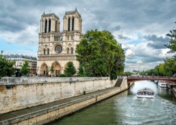 Parisi rikthen notin në lumin Sena pas 100 vjetëve