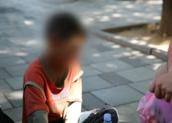 Shfrytëzonte fëmijët e saj për të lypur, procedohet 46-vjeçarja në Tiranë