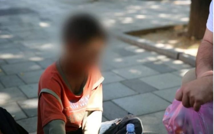 Shfrytëzonte fëmijët e saj për të lypur, procedohet 46-vjeçarja në Tiranë