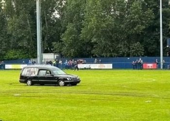 Makina e funeralit hyn në fushë, ndërpritet ndeshja në Angli