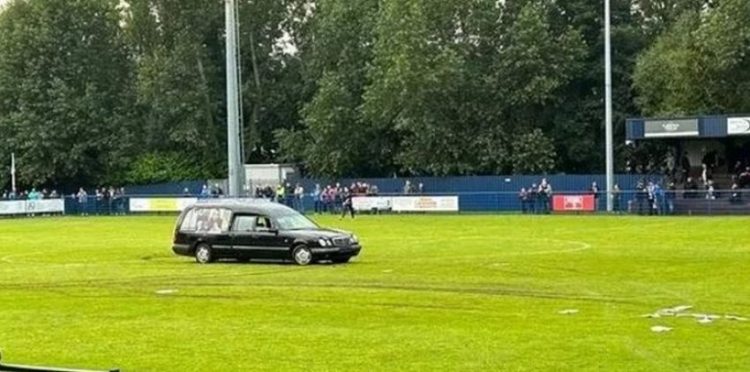 Makina e funeralit hyn në fushë, ndërpritet ndeshja në Angli