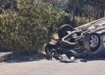 Aksident në Vlorë, makina kthehet përmbys