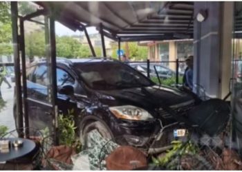 Ndodhi dhe kjo! Makina ‘futet’ në lokal në Tiranë, plagos 2 persona