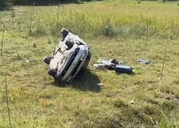 Makina përfundon në mes të arës, ndërsa shoferja në spital