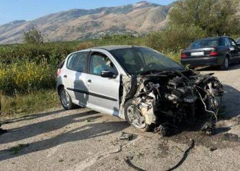 Makina del nga rruga në Gjirokastër, plagosen 2 persona