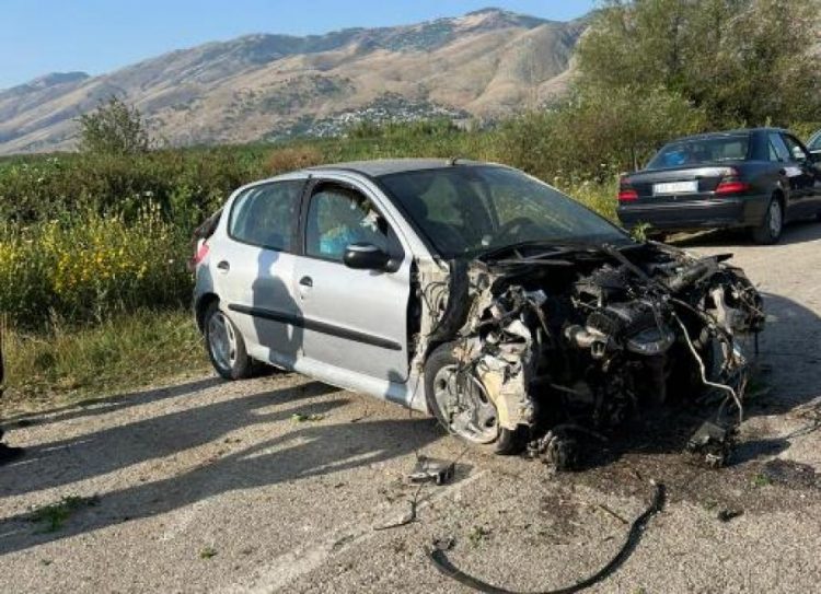 Makina del nga rruga në Gjirokastër, plagosen 2 persona