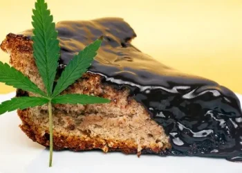 Hëngrën tortë me marijuanë, studentët në spital: Shohim fantazma!