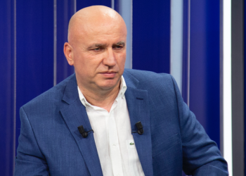 Mero Baze: Partinë në Shqipëri janë banda të organizuara kontrabandistësh, politika është…