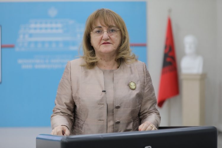 Qeveria jep 30 milionë lekë për kurimin e zv.ministres Rakacolli