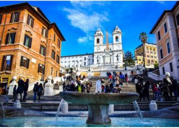 Njerëzve po iu bie të fikët, në Itali temperaturat shkojnë deri 45 gradë