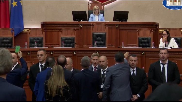 Tërhiqet mazhoranca: Nesër, seancë e posaçme për Ahmetajn