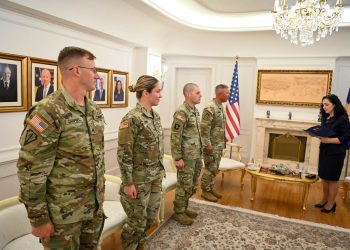 Osmani dekoron udhëheqësit ushtarakë amerikanë të KFOR-it