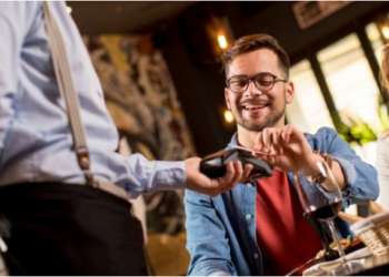 Kamarierja zbulon hilen, ja si largohen klientët më shpejt nga lokali