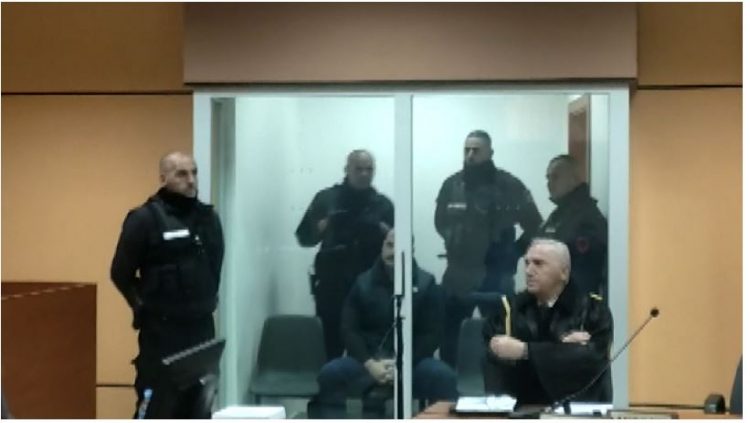 “Më dhunuan dhe qëlluan shokun me plumb, ç’duhet të bëja?”, çfarë dëshmoi Papleka në gjyq