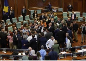 The Guardian për sherrin në parlamentin e Kosovës: Tensionet mund të shpërthejnë…