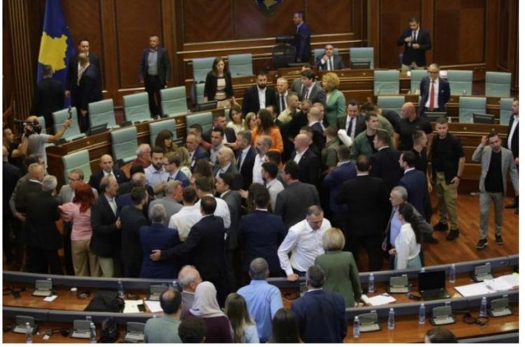 The Guardian për sherrin në parlamentin e Kosovës: Tensionet mund të shpërthejnë…