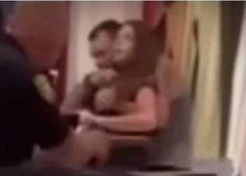 E tmerrshme, burri kërcënon me thikë nënë e bijë, qëllohet për vdekje