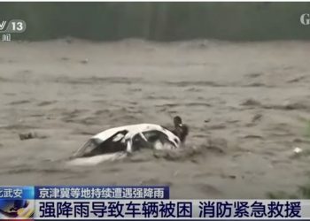 Uji ka ‘përpirë’ makinën, por burri del…(VIDEO)