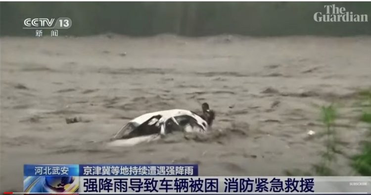 Uji ka ‘përpirë’ makinën, por burri del…(VIDEO)