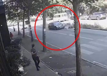 Publikohen pamjet/ Automjeti ngre në ajër kalimtaren