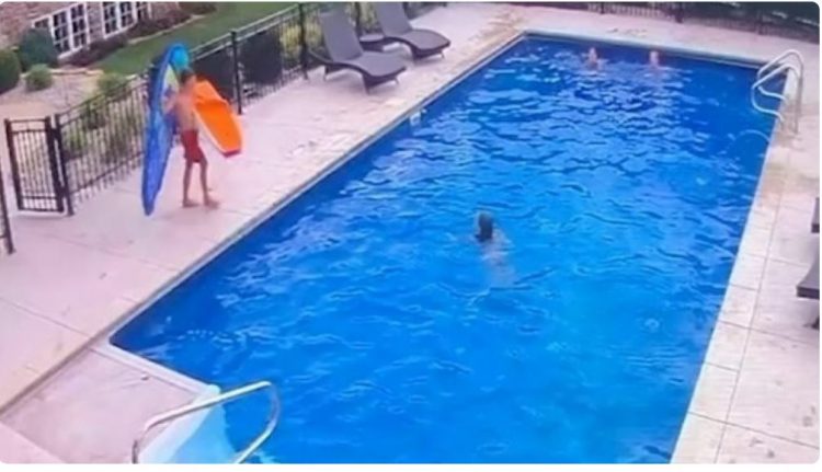 Situatë gazmore në pishinë, gruaja rrëzohet dhe…(VIDEO)