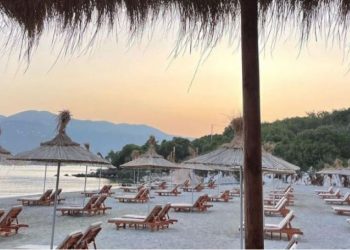 Plazh dhe biznes pa leje në Ksamil, policia shoqëron një person