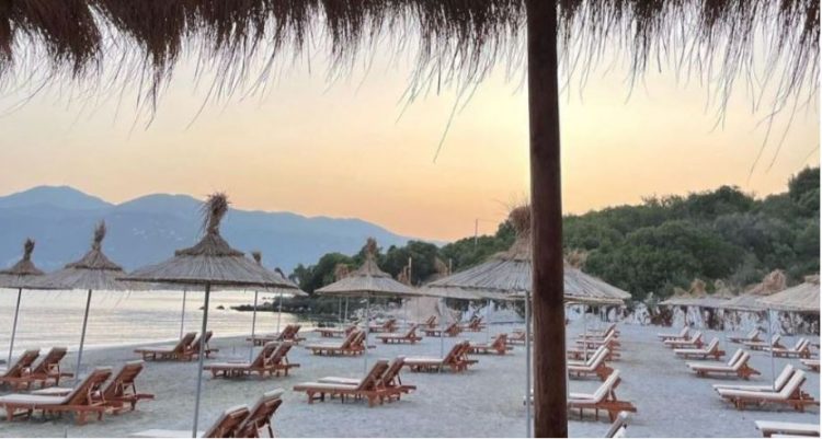 Plazh dhe biznes pa leje në Ksamil, policia shoqëron një person