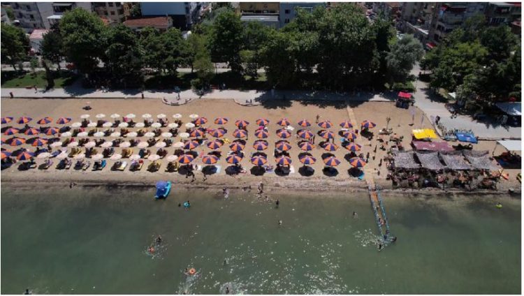 Personave me aftësi ndryshe u krijohet hapësirë publike për plazh në Pogradec