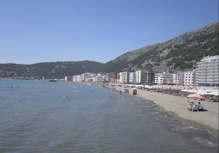 Çfarë po ndodh? Gruaja rrezikon të mbytet në Shëngjin