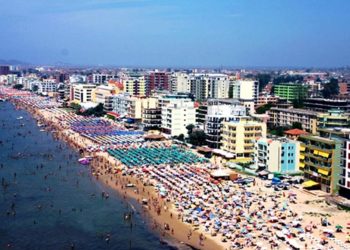 Alarmohen prindërit! Nuk gjejnë vajzën 3 vjeçe në plazh, njoftojnë policinë dhe…